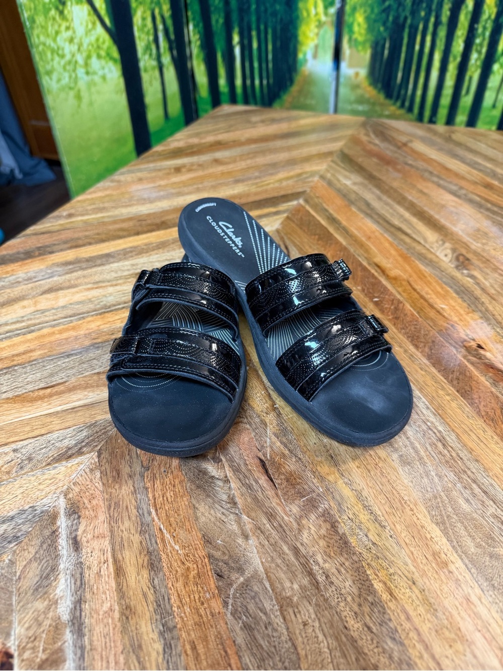 EUC Clarks Black Patent Sandals Slides Triple-Strap Slide Sandals SZ 8.5